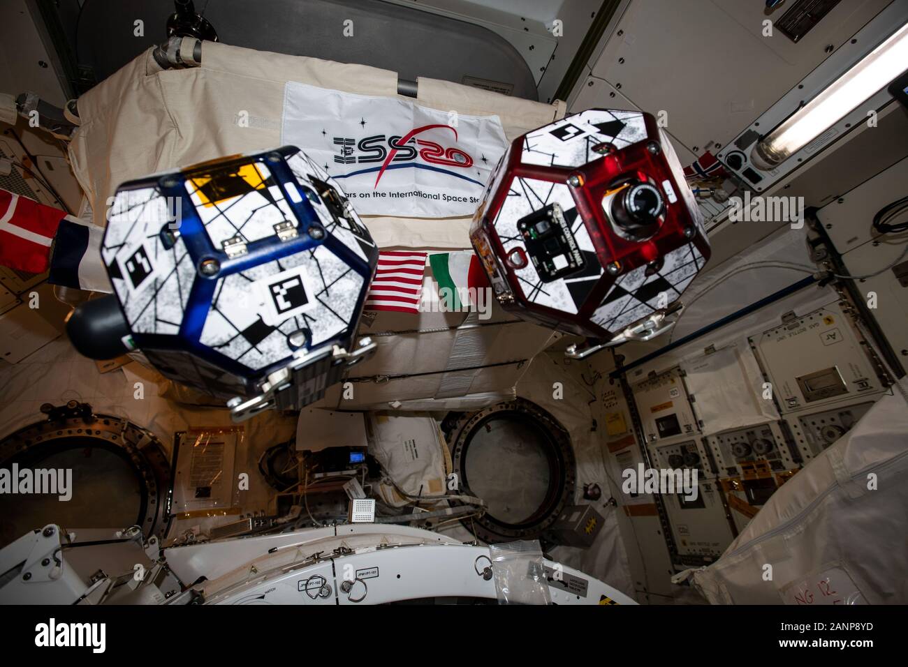 ISS - 31 Dez 2019 - ein Paar der kleinen, frei schwebenden Satelliten, auch als Kugeln (Synchronisiert Position halten, Engagieren, Orientieren, experimentelle Sat-TV bekannt Stockfoto