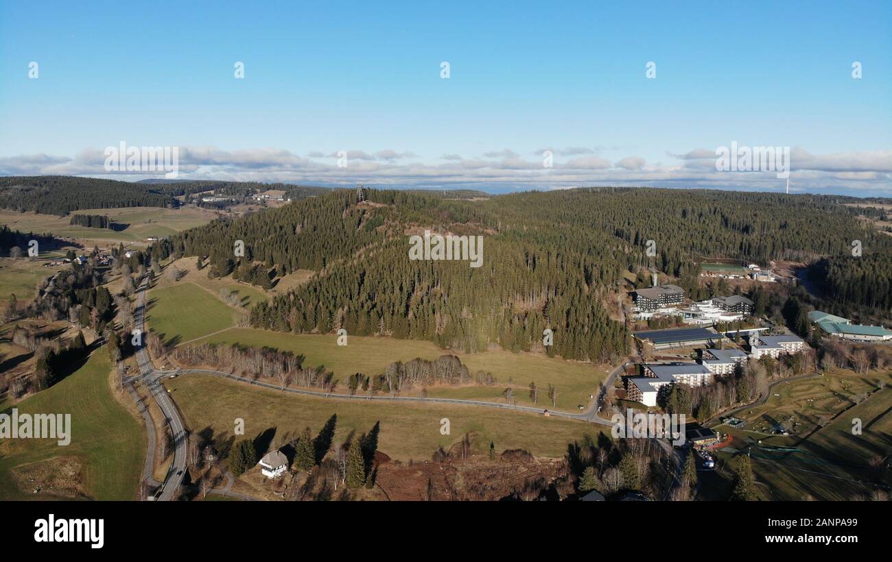 Kleine Stadt und Hügel mit Wald am See im Schwarzwald Stockfoto