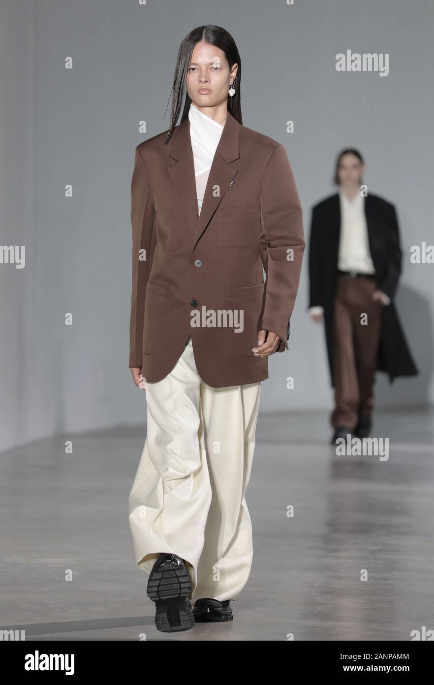 Paris, Frankreich. 18 Jan, 2020. Ein Modell auf dem Laufsteg während Wooyoungmi's Show als Teil der Präsentationen der Herbst-winter 2020-2021 Sammlungen in Paris am Samstag, 18. Januar 2020. Foto von Eco Clement/UPI Quelle: UPI/Alamy leben Nachrichten Stockfoto