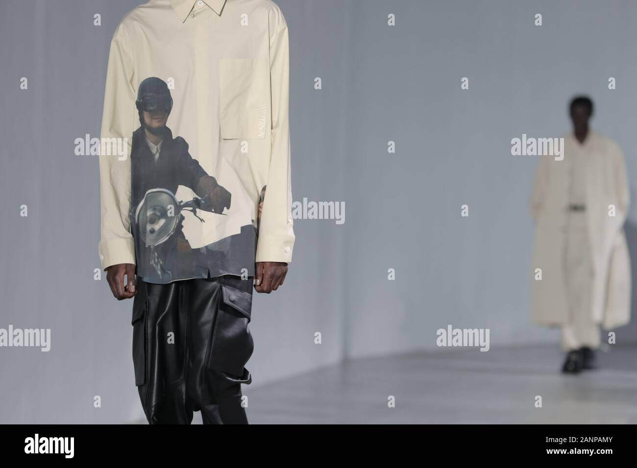 Paris, Frankreich. 18 Jan, 2020. Ein Modell auf dem Laufsteg während Wooyoungmi's Show als Teil der Präsentationen der Herbst-winter 2020-2021 Sammlungen in Paris am Samstag, 18. Januar 2020. Foto von Eco Clement/UPI Quelle: UPI/Alamy leben Nachrichten Stockfoto