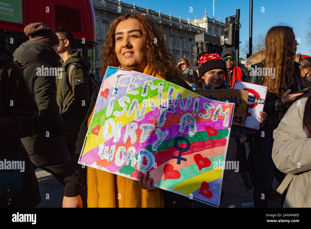 Westminster, London, Großbritannien. Januar 2020. Eine Gruppe von Demonstranten versammelt sich vor der Downing Street, London, und hält handgemachte Schilder mit der Aufschrift „FEMINISMUS IST KEIN SCHMUTZIGES WORT“ während einer öffentlichen Kundgebung, die sich für Gleichstellung der Geschlechter und soziale Gerechtigkeit einsetzt. Der Protest hebt die anhaltenden Bedenken hinsichtlich Ungleichheit, Vertretung und Bürgerbeteiligung im Vereinigten Königreich hervor. Eine Kundgebung und ein 'Moment des Chaos' Protest für wirtschaftliche Gleichheit auf Richmond Terrace, als Teil der globalen Proteste der Kampf-Ungleichheit-Allianz. Penelope Barritt/Alamy Live News Stockfoto