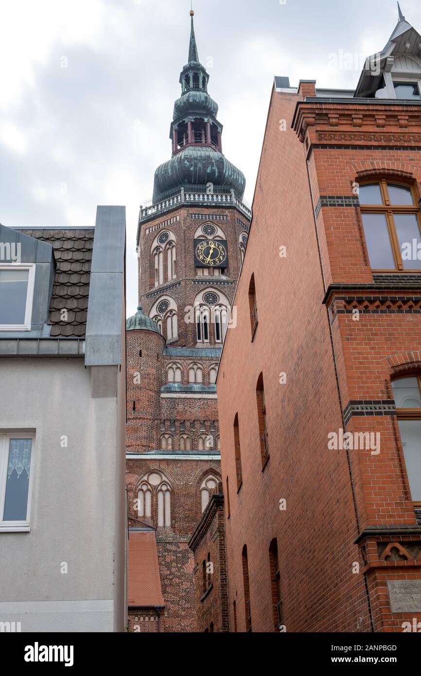 Die alte Kirche von Greifswald zwischen zwei Häusern. Stockfoto