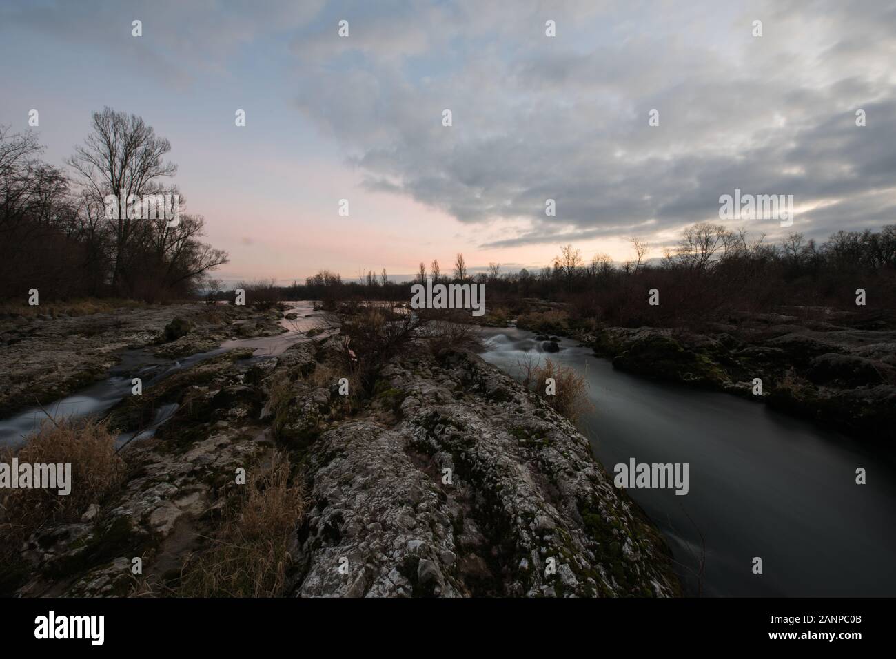 Flusslandschaft am Abend in süddeutschland, am rhein. Stockfoto