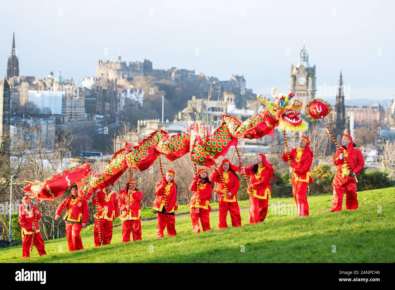 Ein chinesischer Drache trifft Tänzer und Interpreten aus der offiziellen chinesischen Neujahrsgala von Edinburgh, um die chinesischen Neujahrsfeiern 2020 und die zu starten Stockfoto