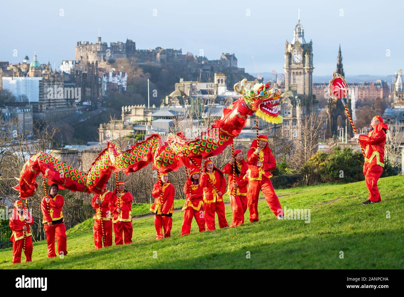 Ein chinesischer Drache trifft Tänzer und Interpreten aus der offiziellen chinesischen Neujahrsgala von Edinburgh, um die chinesischen Neujahrsfeiern 2020 und die zu starten Stockfoto