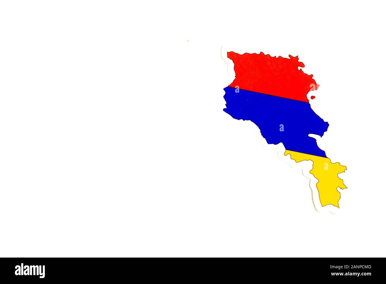 Los Angeles, Kalifornien, USA - 17. Januar 2020: Nationalflaggen Armeniens. Länderumriss auf weißem Hintergrund mit Kopierbereich. Politische Illustration Stockfoto