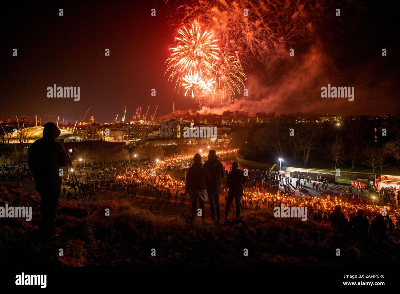 Edinburgh's Fackelzug, der Edinburgh's Hogmanay offiziell in Gang gebracht hat! Stockfoto