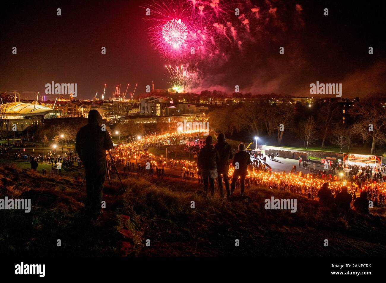 Edinburgh's Fackelzug, der Edinburgh's Hogmanay offiziell in Gang gebracht hat! Stockfoto