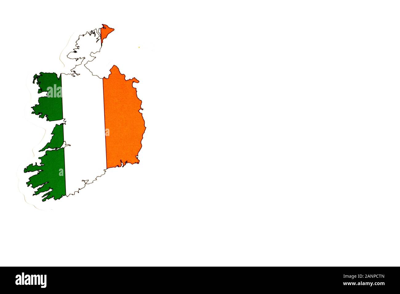 Los Angeles, Kalifornien, USA - 17. Januar 2020: Nationalflaggen Irlands. Länderumriss auf weißem Hintergrund mit Kopierbereich. Politische Illustration Stockfoto