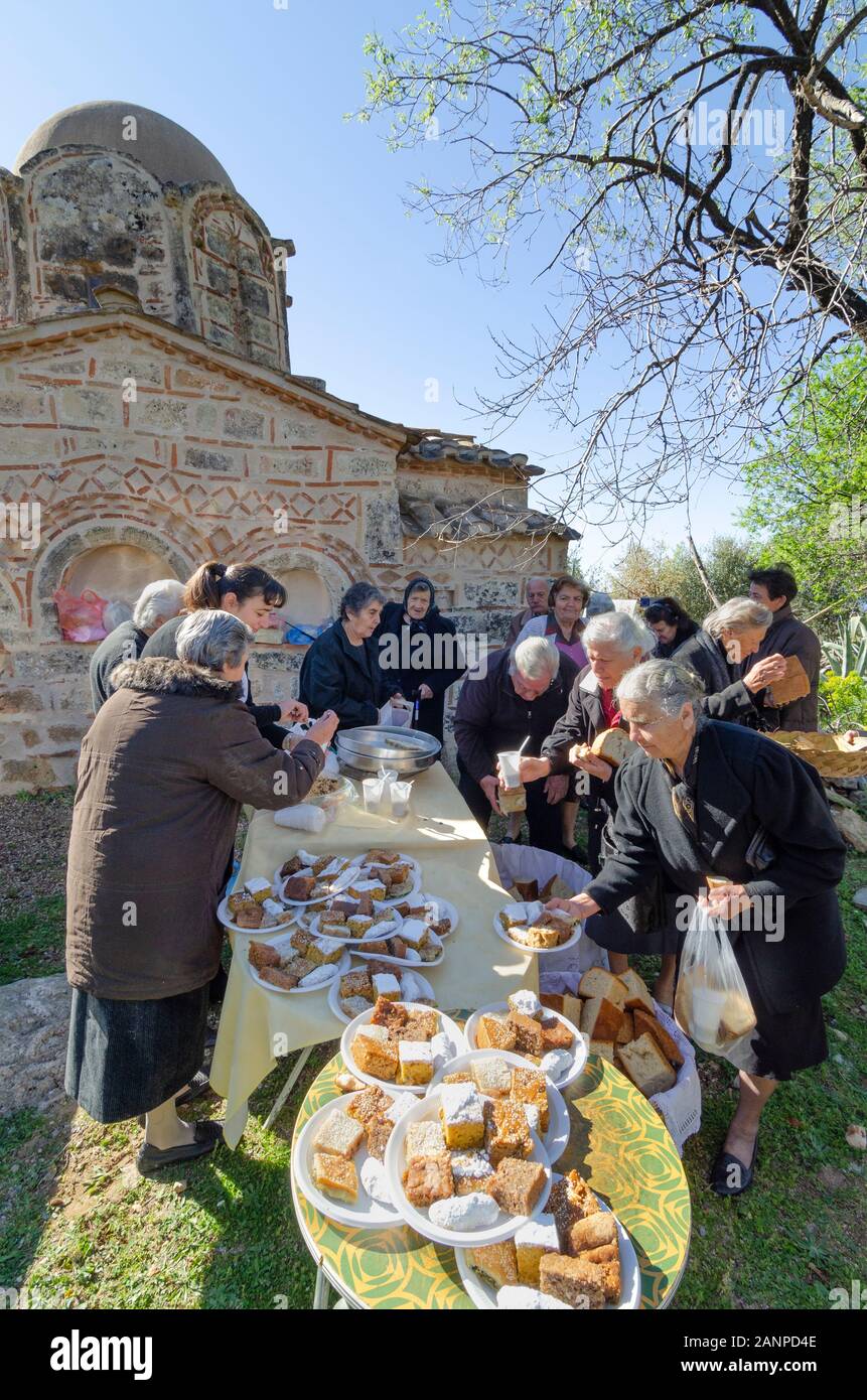 Artos Brot und Kuchen den Dorfbewohnern zu einem griechisch-orthodoxen verteilt wird, heiligen Tag, Festival an der kleinen byzantinischen Kirche St. Theodori, Proas Stockfoto