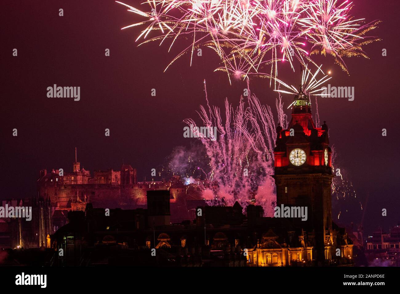 Das für EDINBURGH'S HOGMANAY verteilte Bild - Feuerwerk beleuchten den Himmel über Edinburgh während der Hogmanay-Feierlichkeiten der Stadt am Mittwoch, 1. Januar, 2 Stockfoto