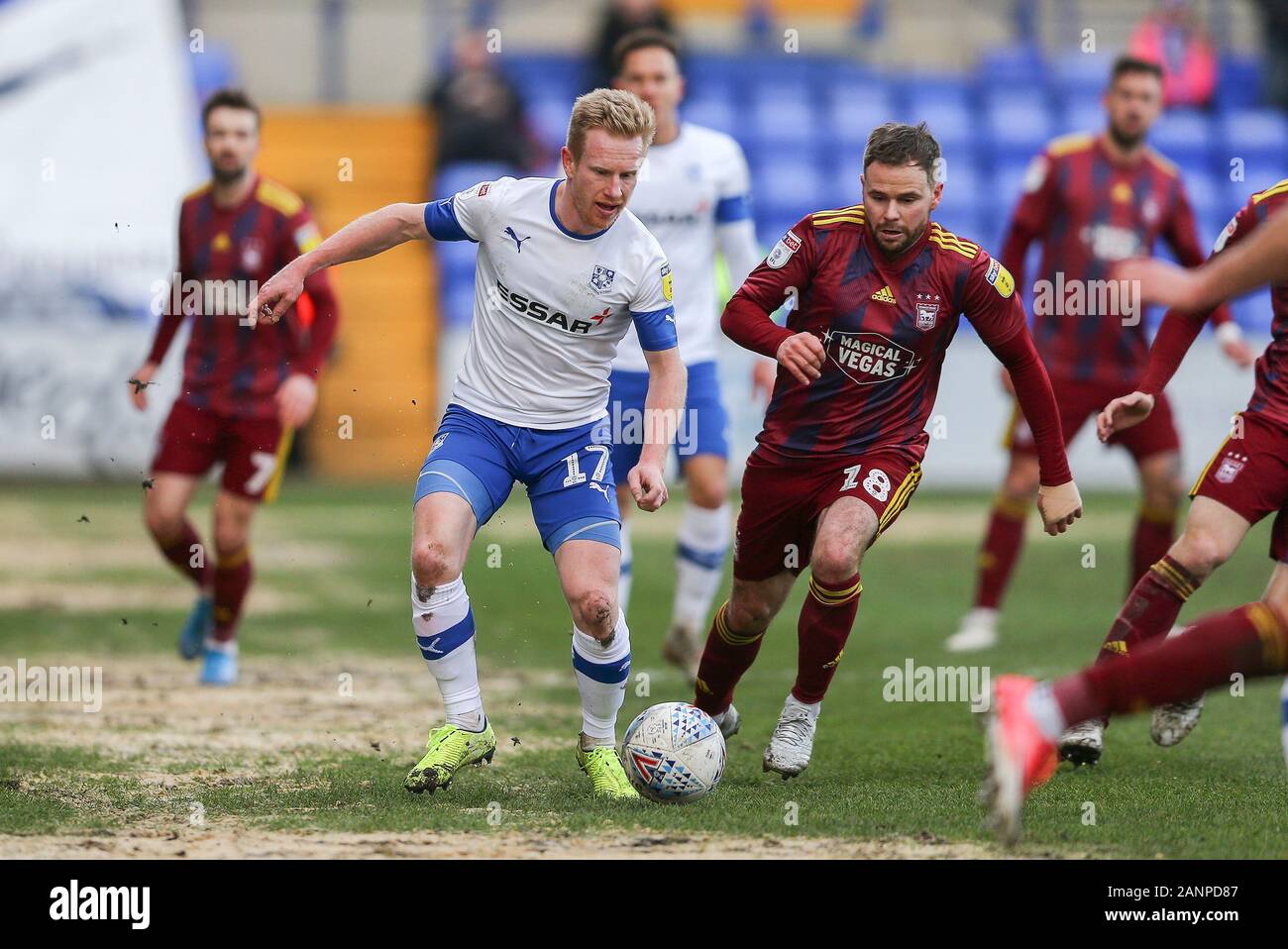 Birkenhead/Großbritannien. 18 Jan, 2020. David Perkins von Tranmere Rovers (l) und Alan Richter von Ipswich Town in Aktion. EFL Skybet Fußball-Liga ein Spiel, Tranmere Rovers v Ipswich Town in Prenton Park, Birkenhead, Wirral am Samstag, den 18. Januar 2020 dieses Bild dürfen nur für redaktionelle Zwecke verwendet werden. Nur die redaktionelle Nutzung, eine Lizenz für die gewerbliche Nutzung erforderlich. Keine Verwendung in Wetten, Spiele oder einer einzelnen Verein/Liga/player Publikationen. pic von Chris Stading/Andrew Orchard sport Fotografie/Alamy Live News Credit: Andrew Orchard sport Fotografie/Alamy leben Nachrichten Stockfoto