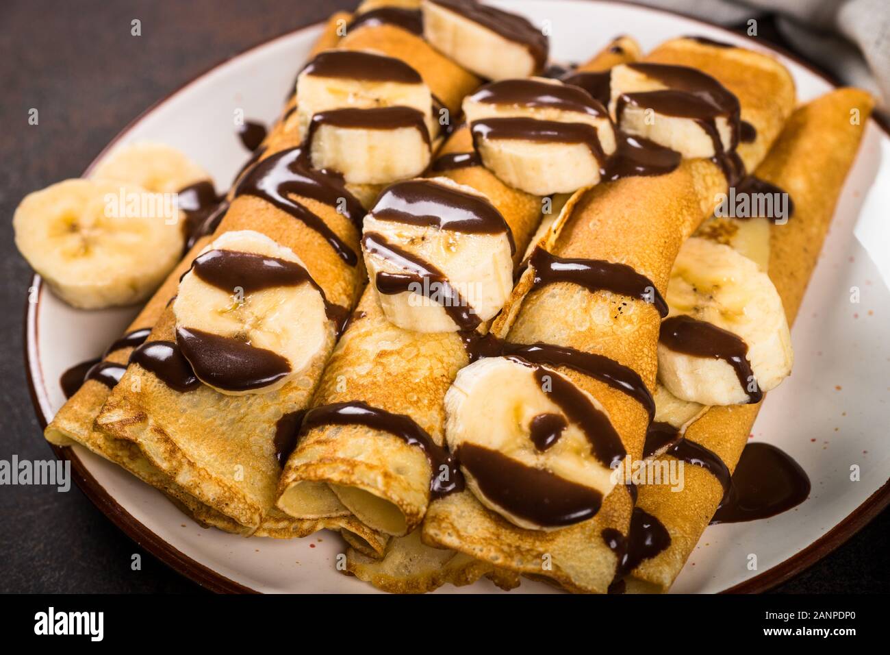 Pfannkuchen mit Schokolade und Banane. Stockfoto