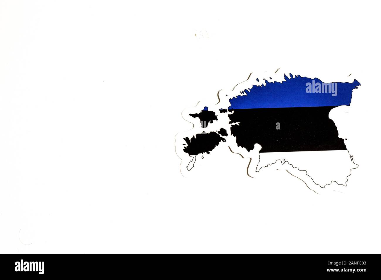 Los Angeles, Kalifornien, USA - 17. Januar 2020: Nationalflaggen Estlands. Länderumriss auf weißem Hintergrund mit Kopierbereich. Politische Illustration Stockfoto