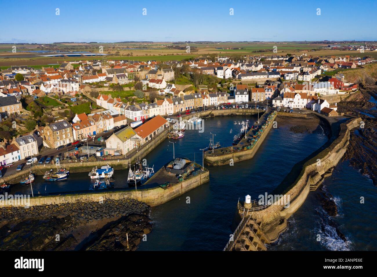 Luftaufnahme von drohne von pittenweem Fischerdorf im Osten Neuk von Fife, Schottland, Großbritannien Stockfoto