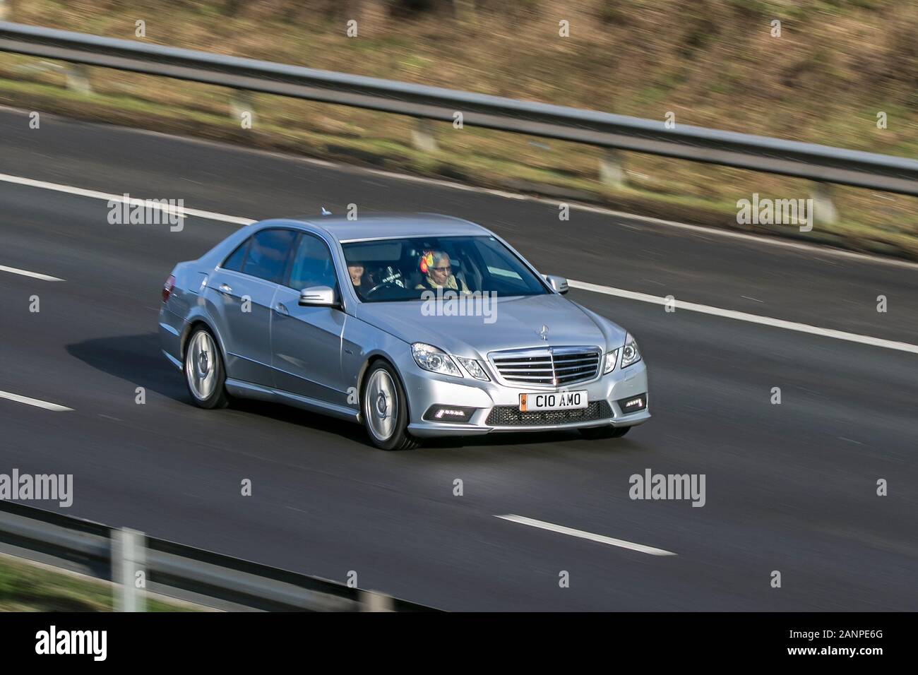 C10AMO 2010 Mercedes-Benz E350 Bluef-Cy Sport Cdi EIN silberner Diesel, der auf der Autobahn M6 in der Nähe von Preston in Lancashire, Großbritannien fährt Stockfoto