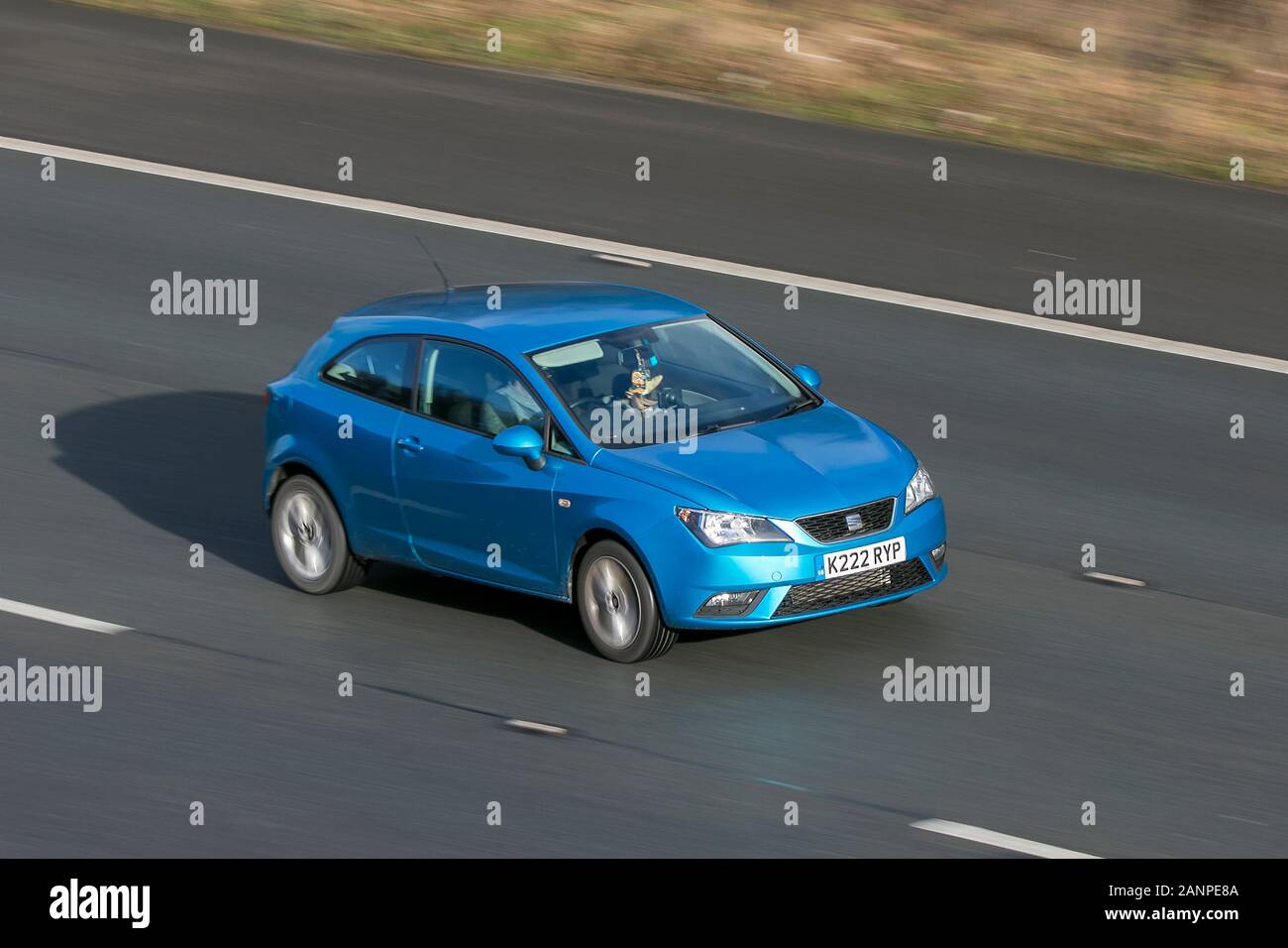 K222RYP 2014 Seat Ibiza Toca Blue Car Petrol Fahren Sie auf der Autobahn M6 in der Nähe von Preston in Lancashire, Großbritannien Stockfoto