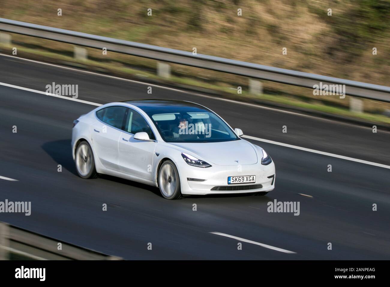White Tesla Model 3 Performance AWD White Car Electricity Fahren auf der Autobahn M6 in der Nähe von Preston in Lancashire, Großbritannien Stockfoto