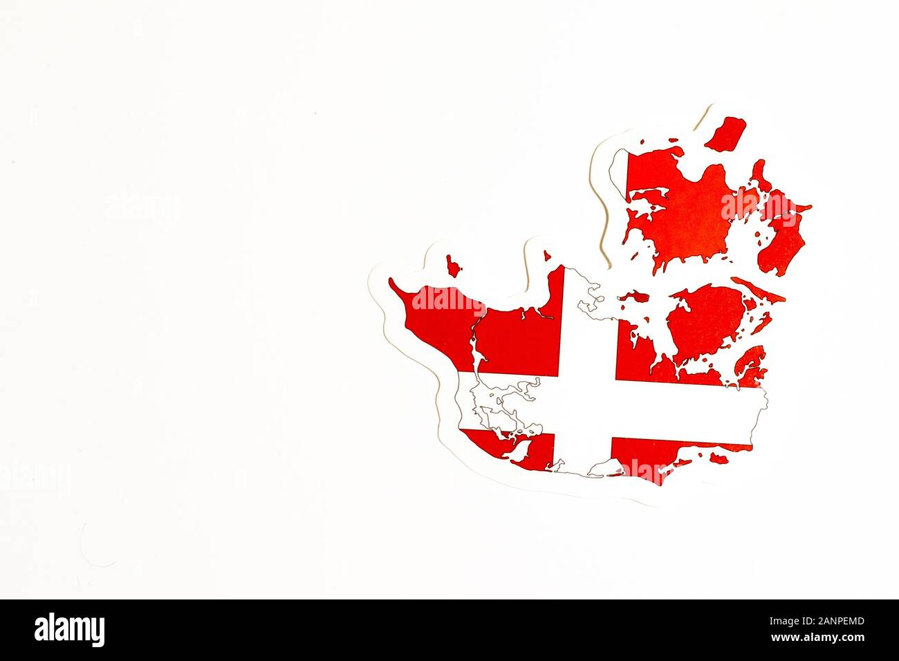 Los Angeles, Kalifornien, USA - 17. Januar 2020: Nationalflaggen Dänemarks. Länderumriss auf weißem Hintergrund mit Kopierbereich. Politische Illustration Stockfoto