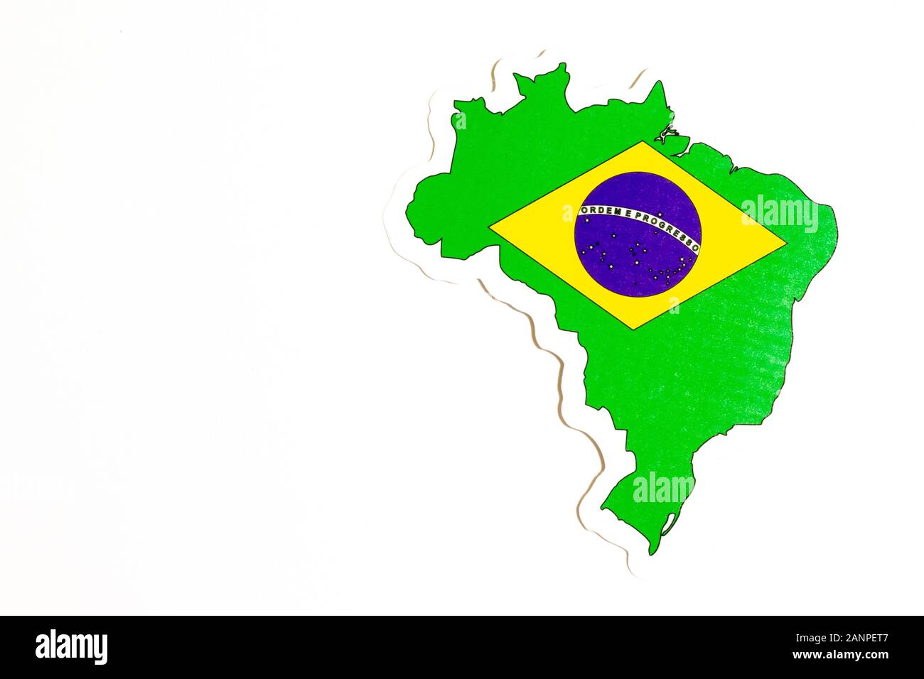 Los Angeles, Kalifornien, USA - 17. Januar 2020: Nationalflaggen Brasiliens. Länderumriss auf weißem Hintergrund mit Kopierbereich. Politische Illustration Stockfoto