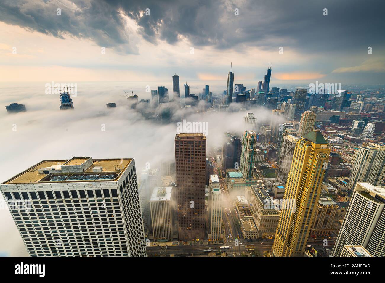 Chicago, IL, USA downtown Stadtbild mit einem Nebel rollen in Stockfoto