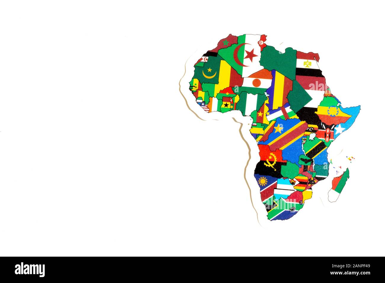 Los Angeles, Kalifornien, USA - 17. Januar 2020: Nationalflaggen Afrikas. Grundriss des Kontinents auf weißem Hintergrund mit Kopierbereich. Politische Illustration Stockfoto