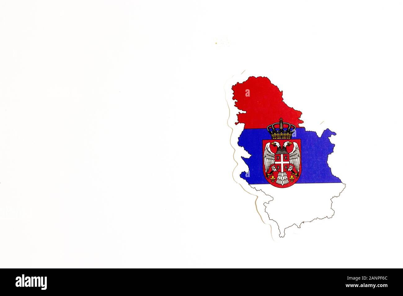 Los Angeles, Kalifornien, USA - 17. Januar 2020: Nationalflaggen Serbiens. Länderumriss auf weißem Hintergrund mit Kopierbereich. Politische Illustration Stockfoto