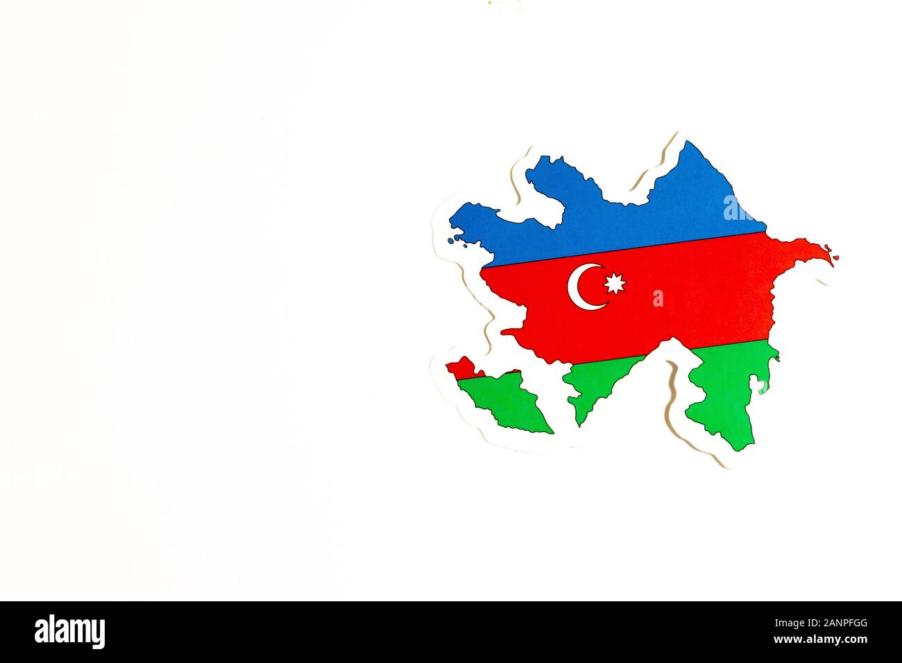Los Angeles, Kalifornien, USA - 17. Januar 2020: Nationalflaggen Aserbaidschans. Länderumriss auf weißem Hintergrund mit Kopierbereich. Politik Stockfoto