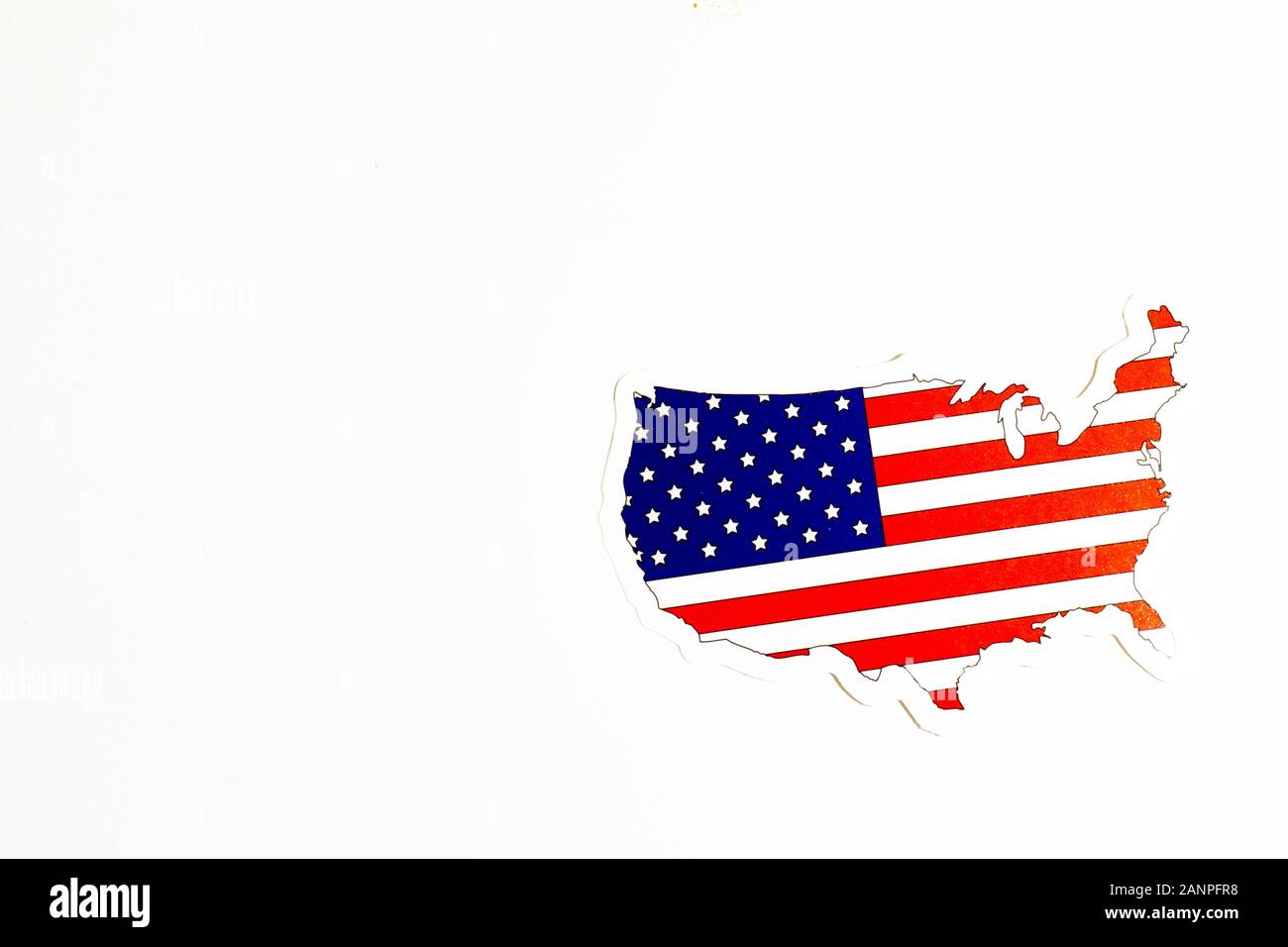 Los Angeles, Kalifornien, USA - 17. Januar 2020: Nationalflaggen der USA. Länderumriss auf weißem Hintergrund mit Kopierbereich. Politische Illustration Stockfoto