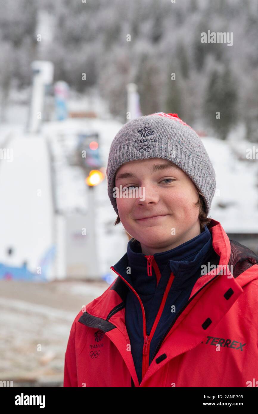 Team GB's Sam Bolton (17) beim Skisprungtraining bei den Jugend-Olympischen Spielen in Lausanne 2020 am 17. Januar 2020 bei den Les Tuffes in Frankreich. Stockfoto