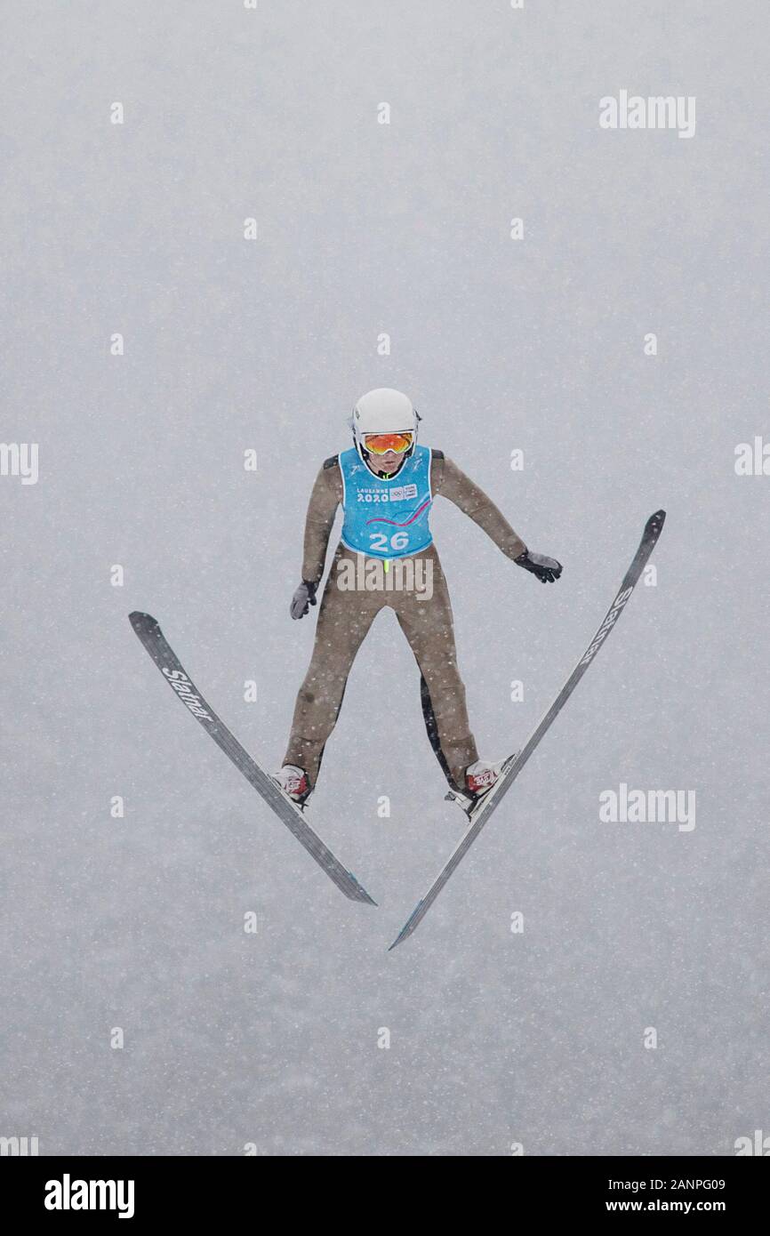 Team GB's Sam Bolton (17) beim Skisprungtraining bei den Jugend-Olympischen Spielen in Lausanne 2020 am 17. Januar 2020 bei den Les Tuffes in Frankreich. Stockfoto