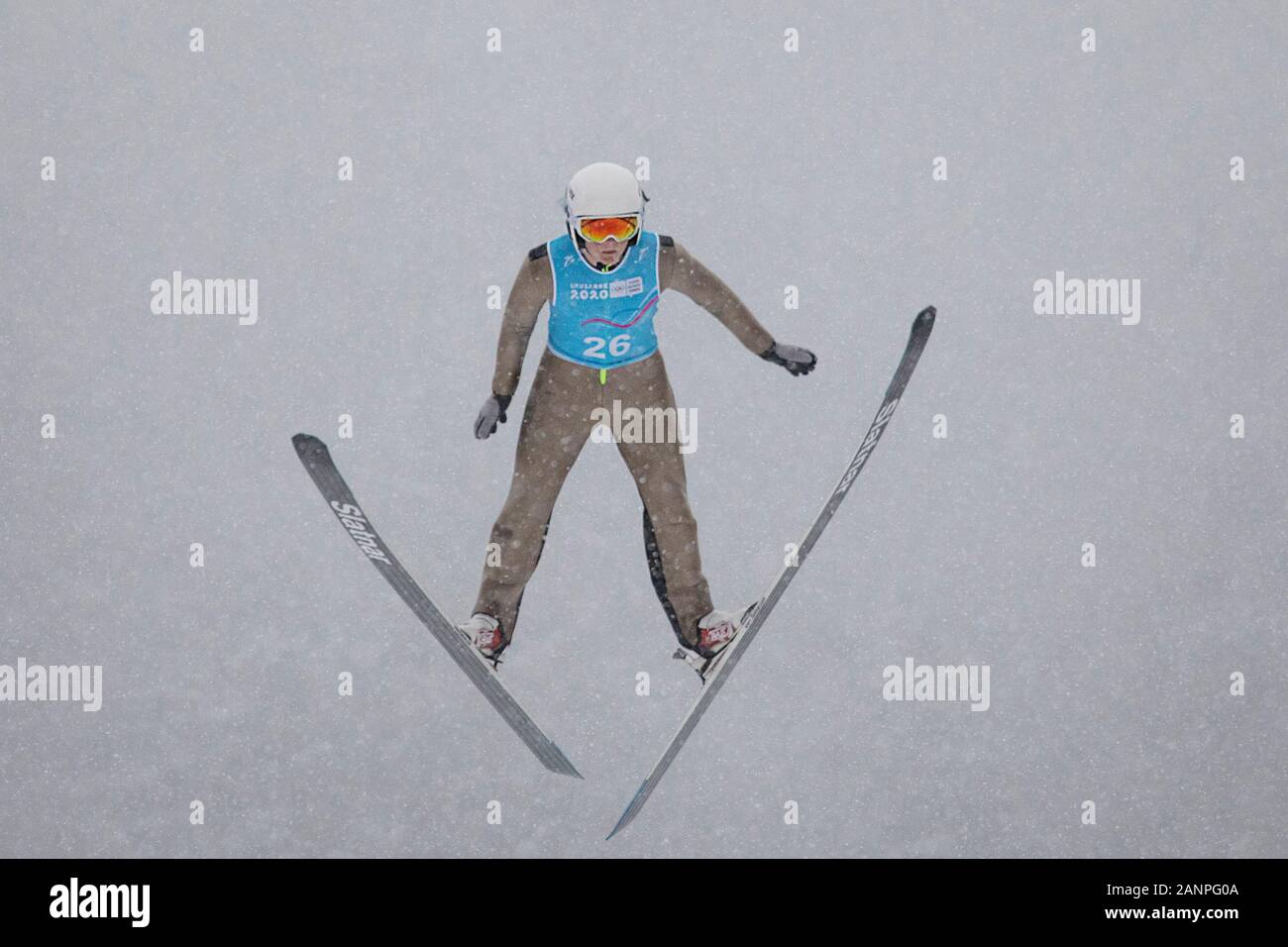Team GB's Sam Bolton (17) beim Skisprungtraining bei den Jugend-Olympischen Spielen in Lausanne 2020 am 17. Januar 2020 bei den Les Tuffes in Frankreich. Stockfoto