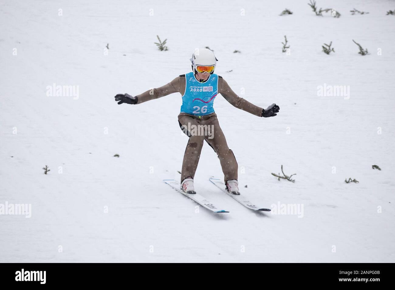 Team GB's Sam Bolton (17) beim Skisprungtraining bei den Jugend-Olympischen Spielen in Lausanne 2020 am 17. Januar 2020 bei den Les Tuffes in Frankreich. Stockfoto