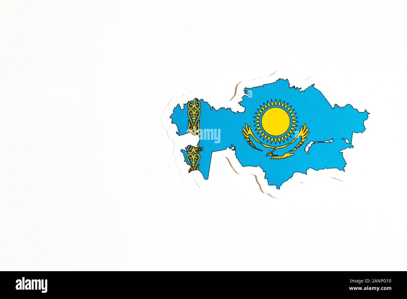 Los Angeles, Kalifornien, USA - 17. Januar 2020: Nationalflaggen Kasachstans. Länderumriss auf weißem Hintergrund mit Kopierbereich. Politik Stockfoto