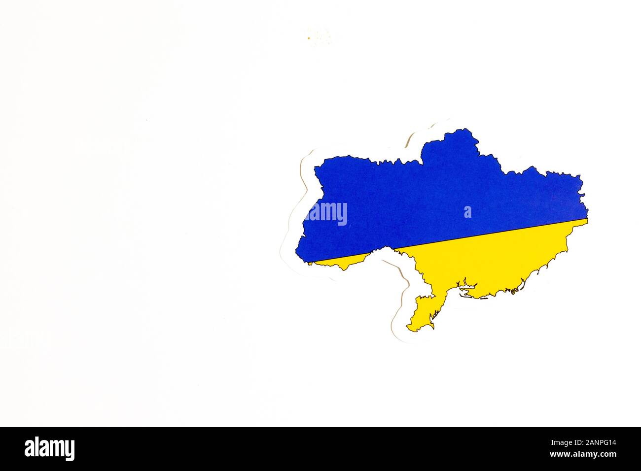 Los Angeles, Kalifornien, USA - 17. Januar 2020: Nationalflaggen der Ukraine. Länderumriss auf weißem Hintergrund mit Kopierbereich. Politische Illustration Stockfoto