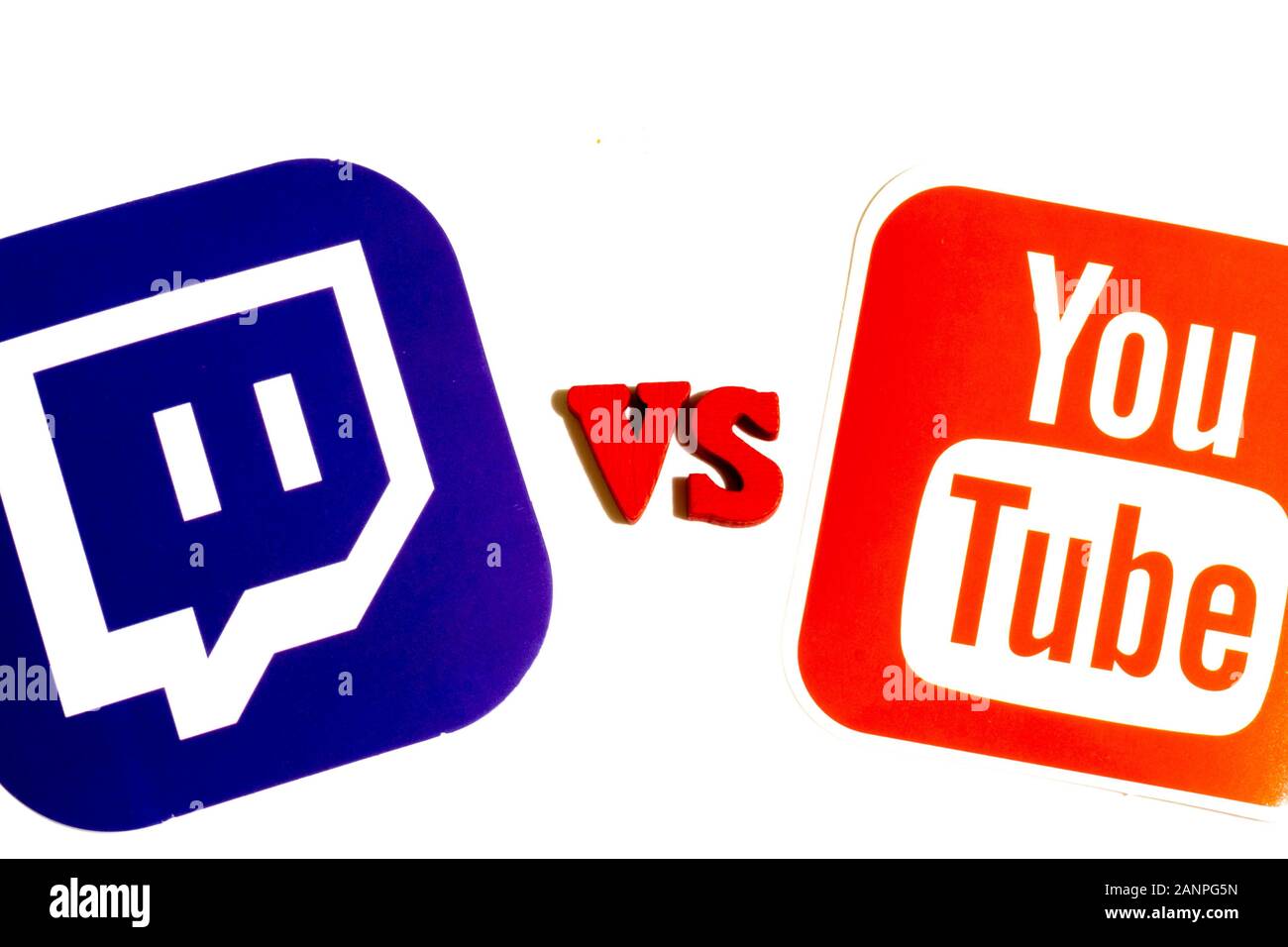 Los Angeles, Kalifornien, USA - 17. Januar 2020: Twitch vs YouTube Streaming Comparison Concept, Illustrative Editorial Stockfoto