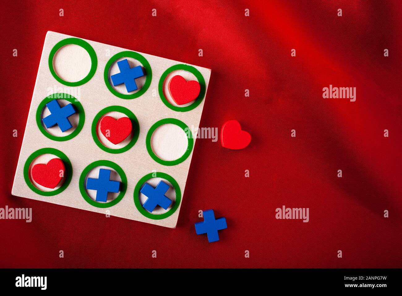 Valentinstag Konzept mit Herzen X-O Spiel. Ansicht von oben Stockfoto