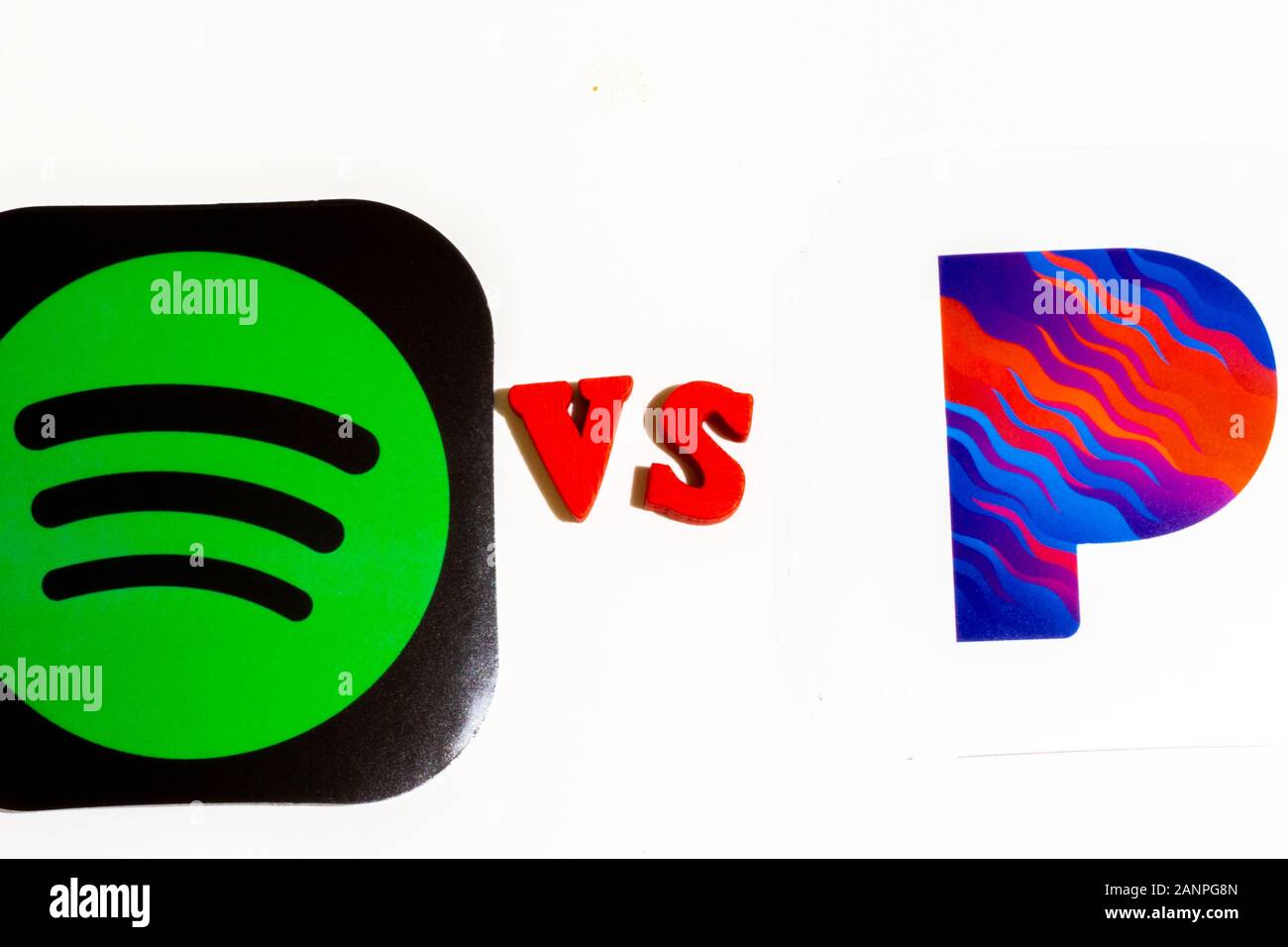 Los Angeles, Kalifornien, USA - 17. Januar 2020: SoundCloud vs Pandora Streaming-Konzept, Illustrative Editorial Stockfoto