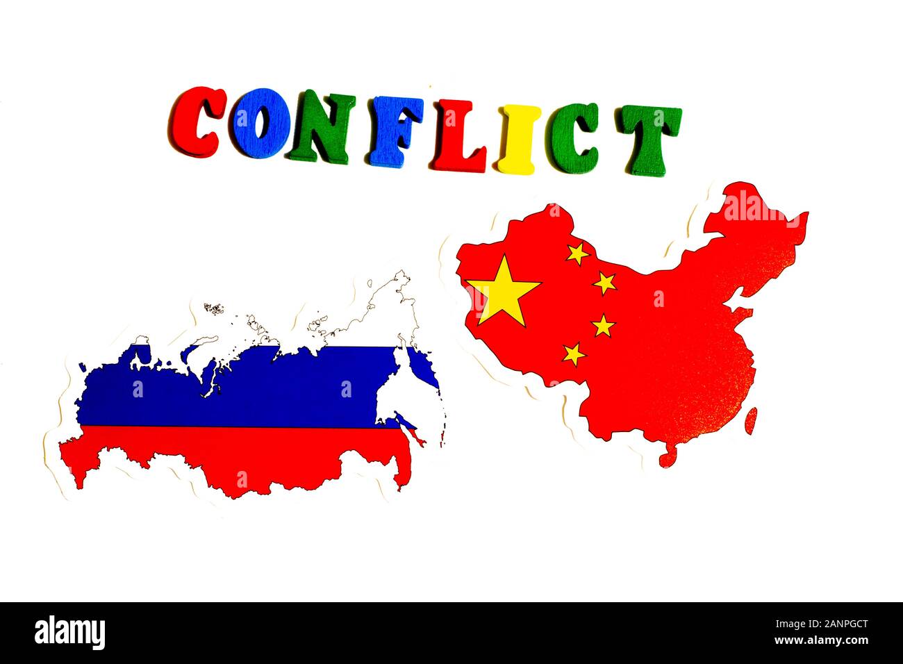 Los Angeles, Kalifornien, USA - 17. Januar 2020: Politisches Konfliktkonzept für Russland und China. Nationalflaggenhit auf weißem Hintergrund, Illustrative Editorial Stockfoto