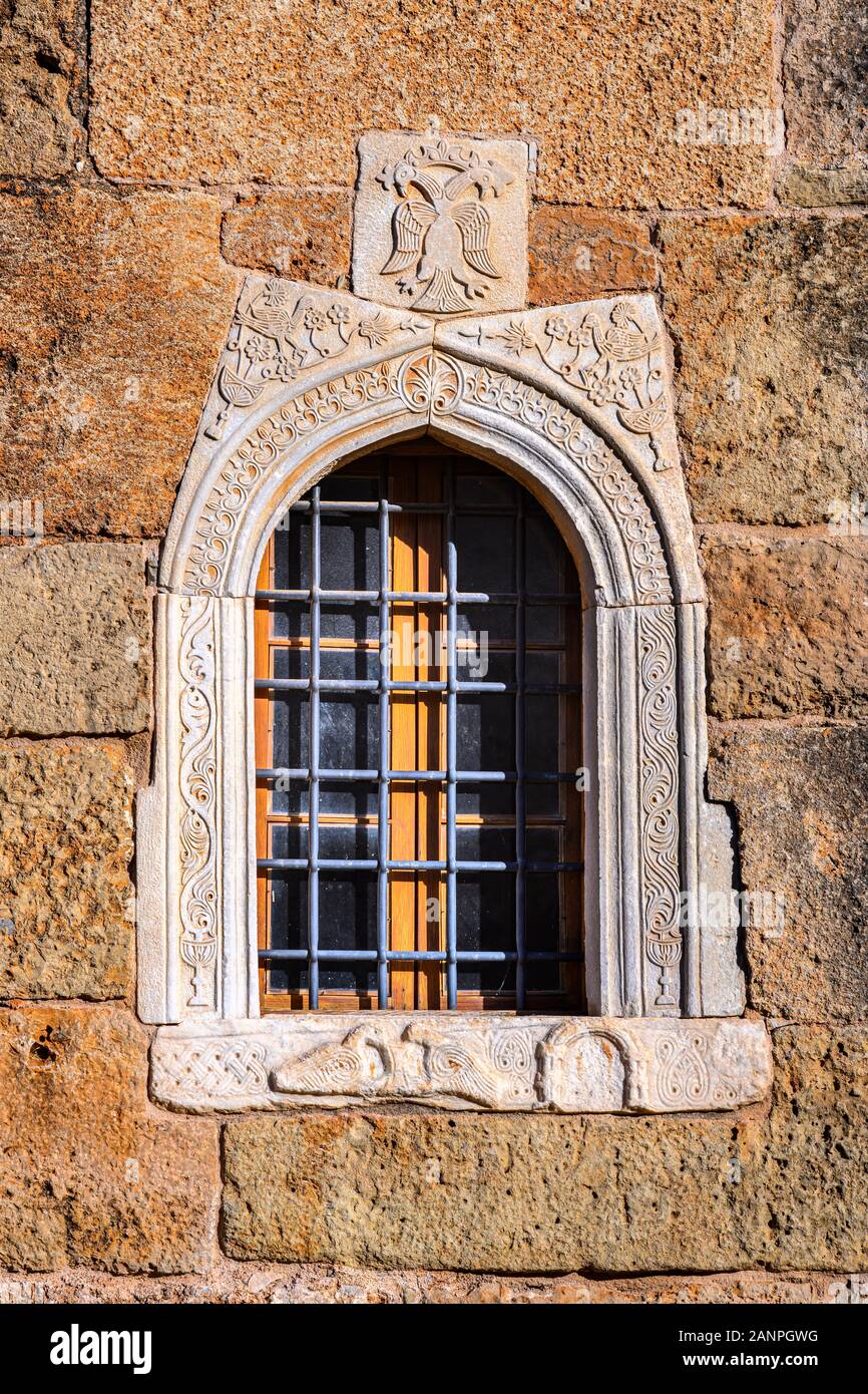 Marmor Dekoration auf ein Fenster in die Kirche des Agios Spyridon am Mourtzinos/Petreas Komplex in Alt/obere Kardamyli, äussere Mani, Messini Stockfoto