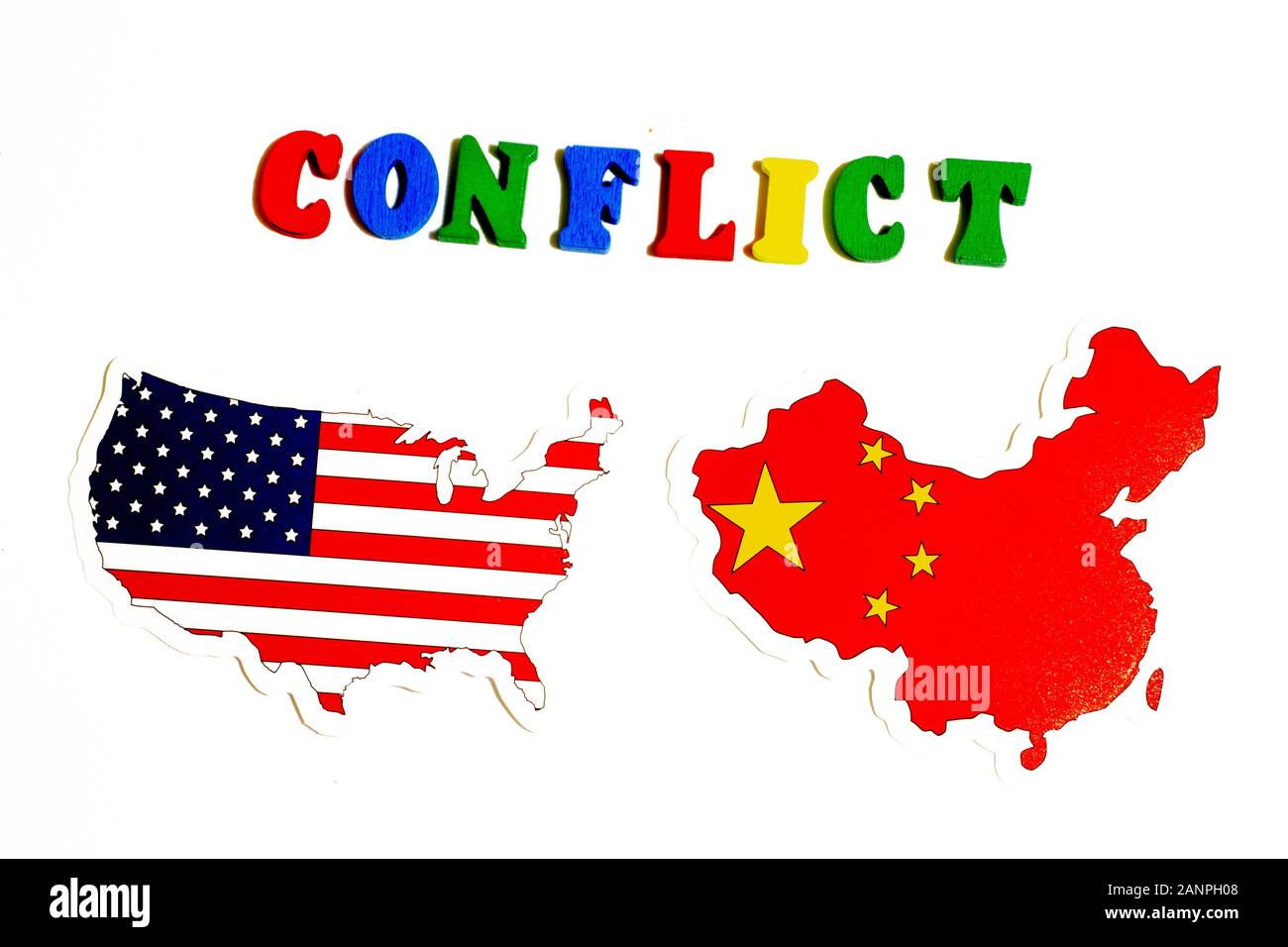 Los Angeles, Kalifornien, USA - 17. Januar 2020: Konflikt zwischen den USA und China. Nationalflaggen auf weißem Hintergrund. Politikkonzept, Illustrative Editorial Stockfoto
