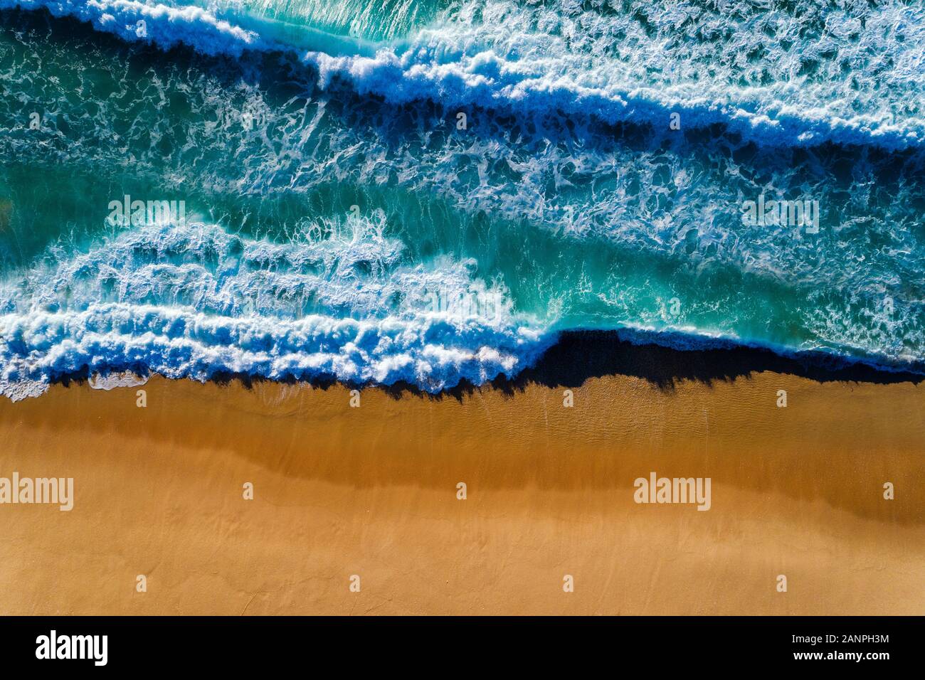 Luftaufnahme von einer Welle bricht am Ufer des Comporta Strand in Portugal; Konzept für Reisen in Portugal und Sommer Ferien Stockfoto