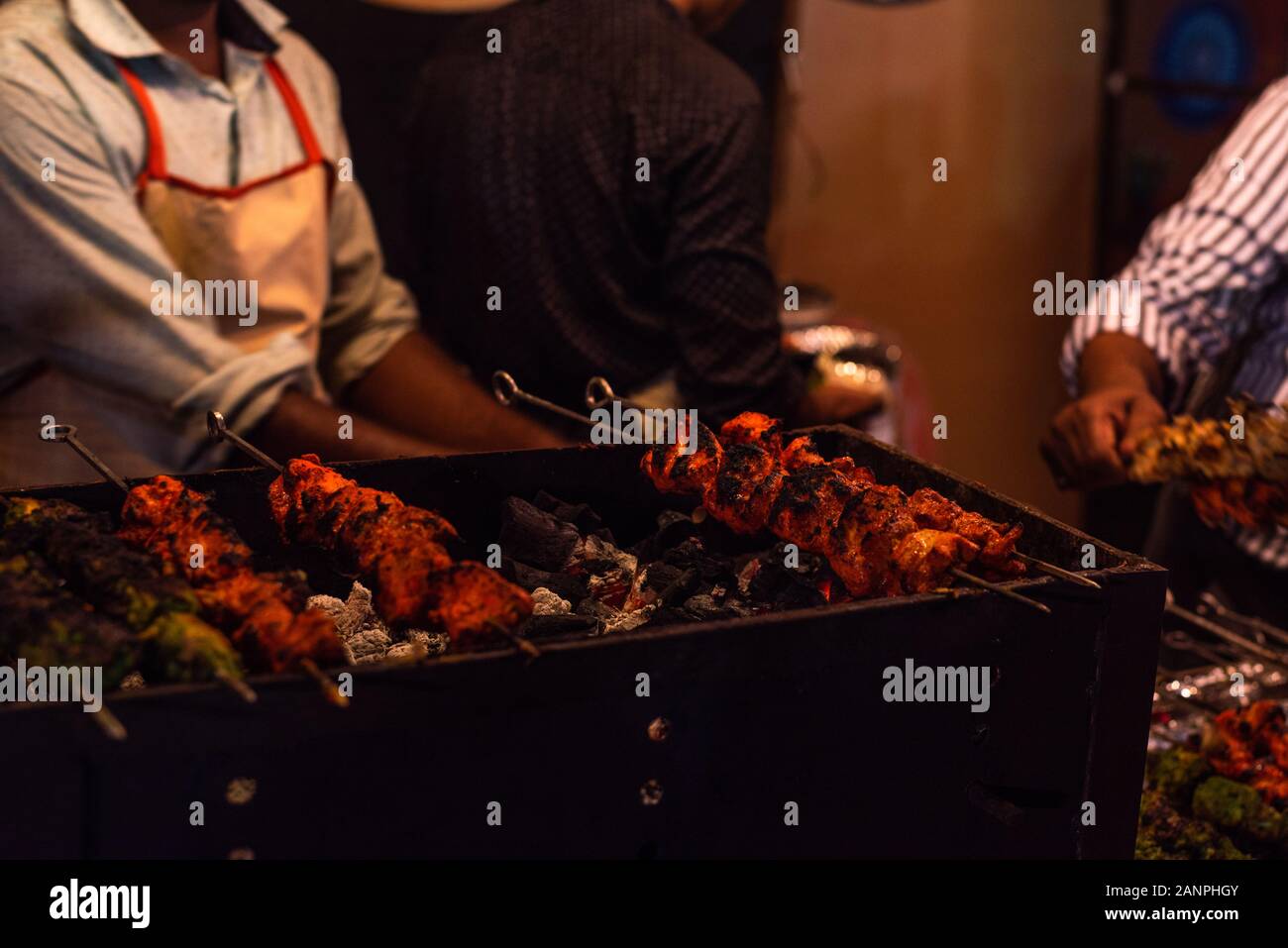 Straßennahrung/Traditioneller Gegrillter Tandoori mit verschiedenen Fleischsorten mit Holzkohle und Rost auf Spießen Stockfoto