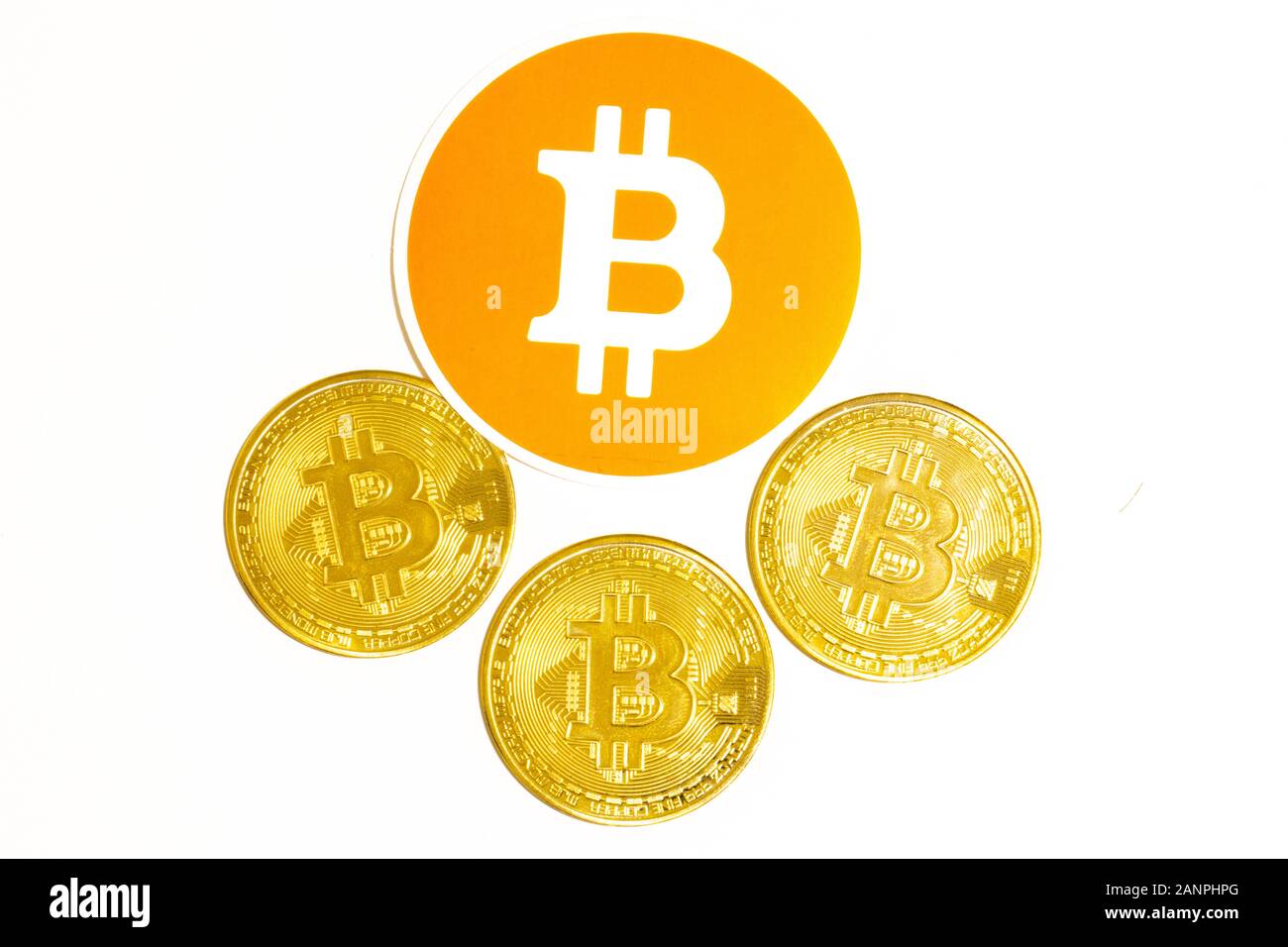 Bitcoin- und Cryptocurrency-Münzen auf weißem Hintergrund Stockfoto