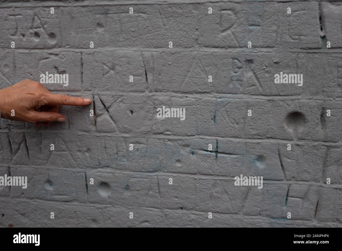 Alte Schrift an der Wand, wo die Leute in der Warteschlange zu warten im Kino Covent Garden Cambridge zu gehen. Der erste Zweck gebauten Kino in Cambridge Stockfoto