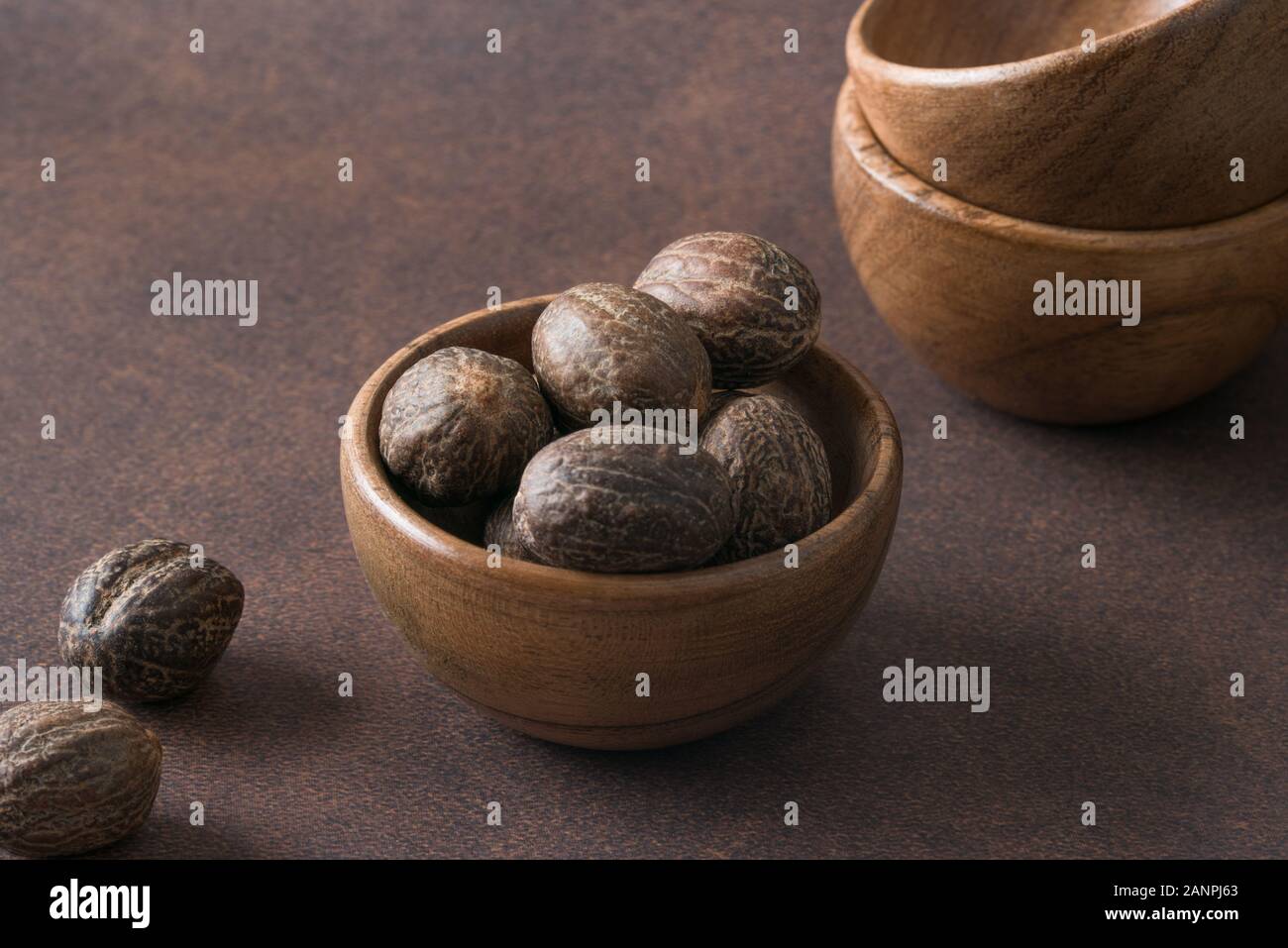 Ganze Nutmeg auf einer Schüssel Stockfoto