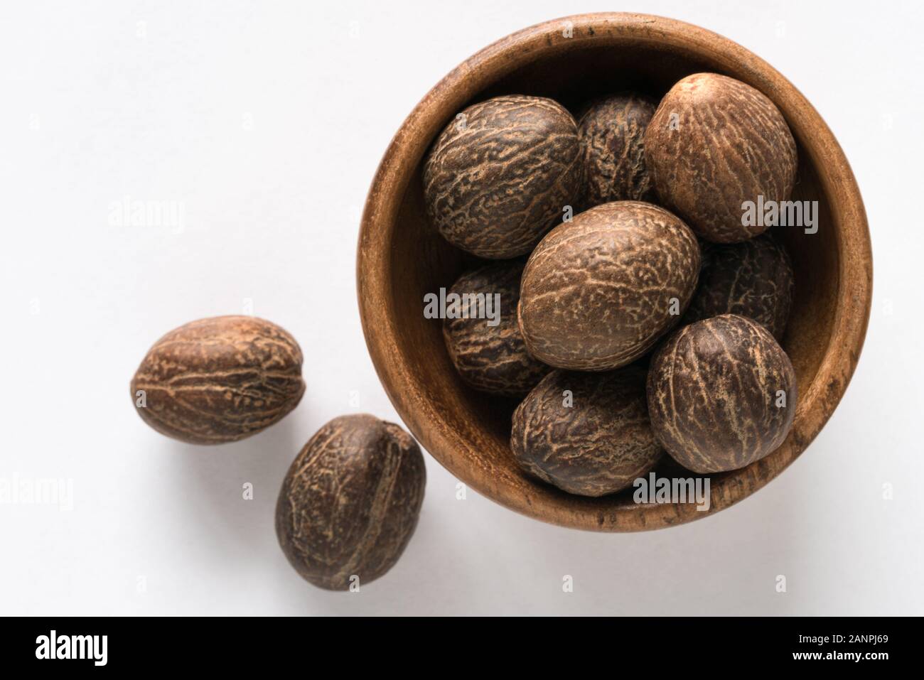 Ganze Nutmeg auf einer Schüssel Stockfoto