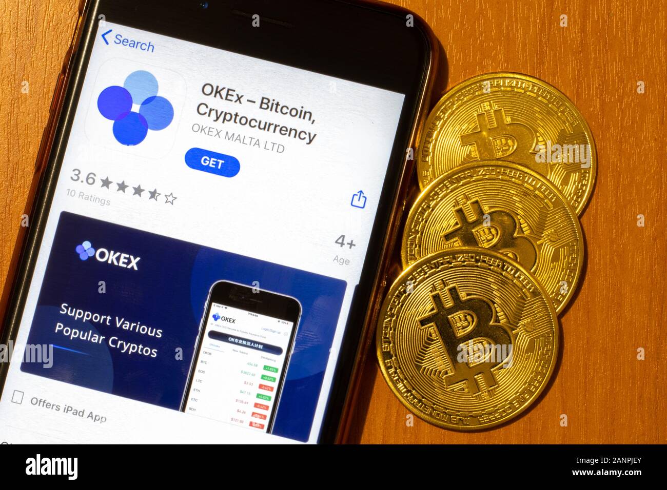 Los Angeles, Kalifornien, USA - 17. Januar 2020: OKEx Bitcoin App-Logo mit Kryptokurrency, Illustrative Editorial Stockfoto