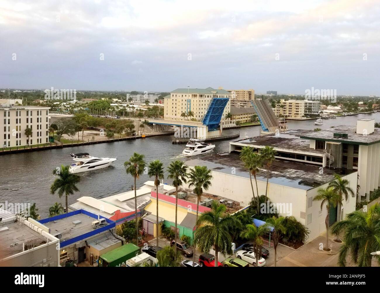 Fort Lauderdale, Florida, USA - 3. Januar 2020 - Die Zugbrücke, die für das vorbeifahrende Boot geöffnet werden soll Stockfoto