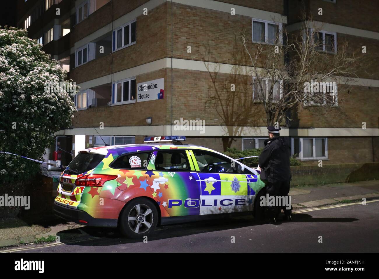 Polizei Tätigkeit außerhalb der Clarendon House in Clarendon Road in Hove, East Sussex, nachdem eine Frau in ihrem 30s starb, als sie angeblich von der 7. Etage des Mehrfamilienhauses fiel. Ein 52-jaehriger Mann wegen des Verdachts auf Mord verhaftet worden. Stockfoto